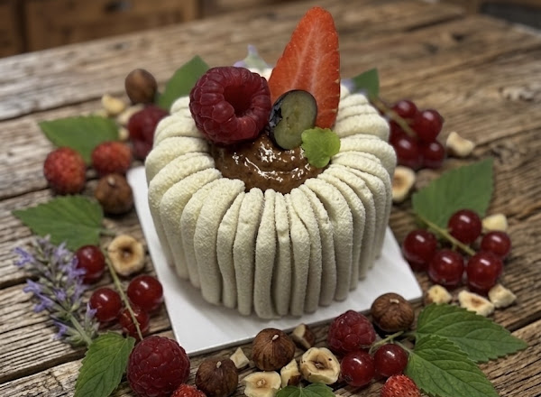 Entremets aux fruits rouges et noisettes de Relief Pâtisserie