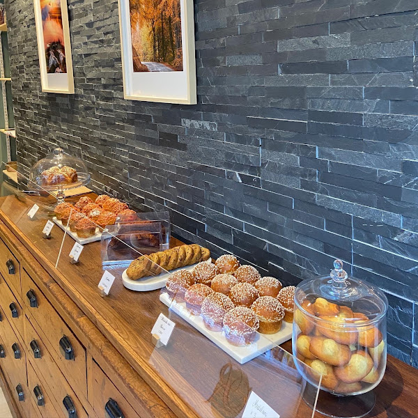 La vitrine de pâtisseries de Relief à Saint-Flour